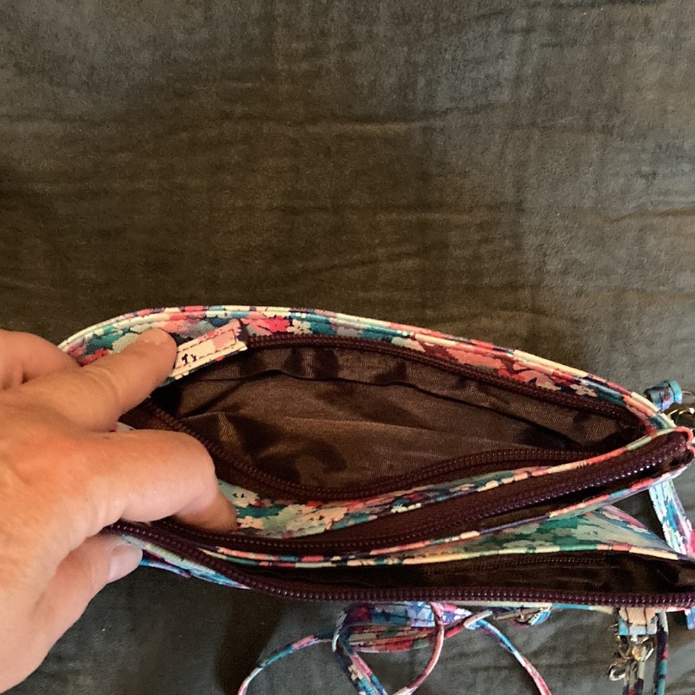 Blue floral print crossbody bag. Wrist and crossbody straps included - Picture 5 of 5